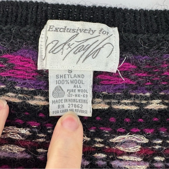 Lord & Taylor 100% Shetland Wool V-Neck Sweater Small, snowflake Fair Isle - Picture 6 of 11